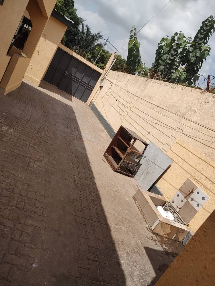 VILLA 7 PIÈCES À VENDRE À ZANGUÉRA – DERRIÈRE LA MADONE – 1/2 LOT