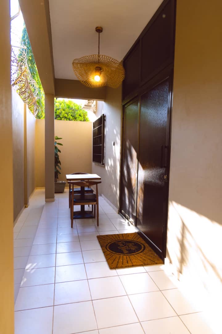 À LOUER – VILLA MEUBLÉE DUPLEX DE 6 PIÈCES AVEC PISCINE, ROOFTOP ET JARDIN À AVÉDJI – 1.400.000F CFA/MOIS