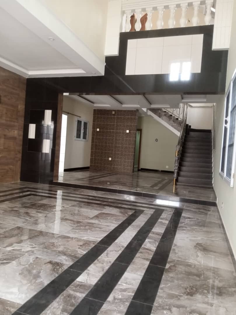 UNE VILLA À VENDRE À ADIDOGOMÉ, BASE EBOMAF - 7 PIÈCES
