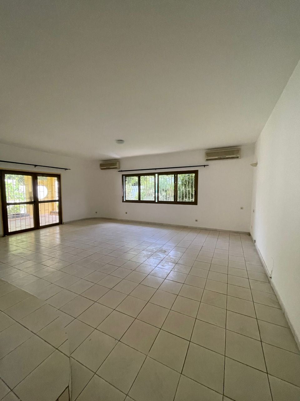 À LOUER – Villa 10 pièces avec piscine sur 900 m² à La Caisse (Résidence du Bénin) | 1.200.000 FCFA/mois