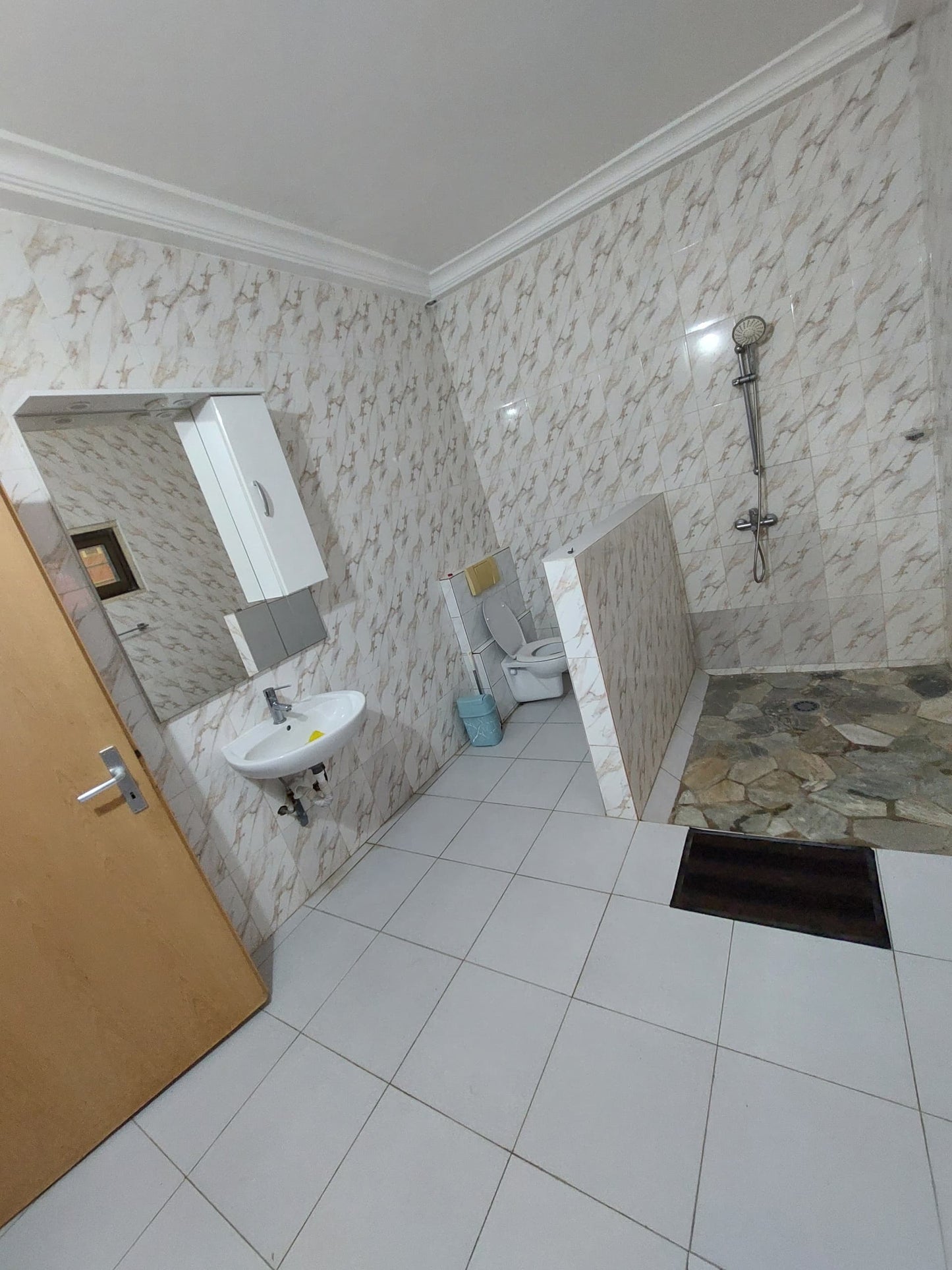 À LOUER – VILLA MEUBLÉE 4 PIÈCES (3 CHAMBRES SALON) AVEC PISCINE ET JARDIN À KPOGAN
