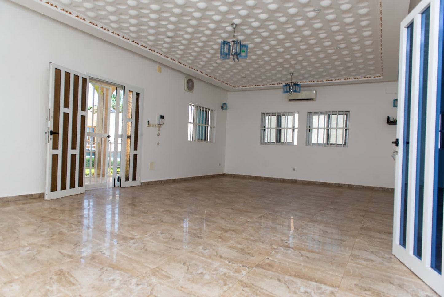 À LOUER – VILLA DE 8 CHAMBRES AVEC JARDIN ET GARAGE À HEDZRANAWOÉ | 1 MILLION FCFA/MOIS