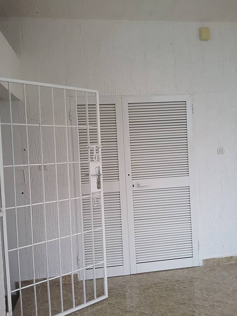 APPARTEMENTS À VENDRE À TOTSI – 5 CHAMBRES + 2 DÉPENDANCES