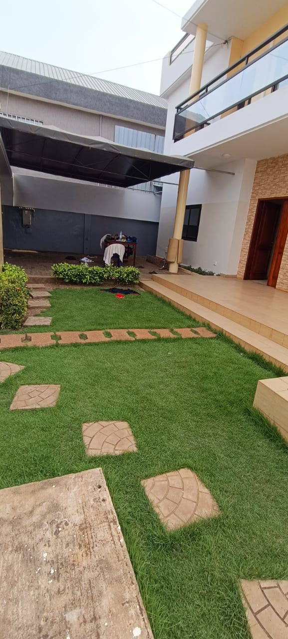 À LOUER – Villa 6 pièces avec piscine à Hedzranawoé Tigamé, à 20 m du goudron | 1,5 million FCFA/mois