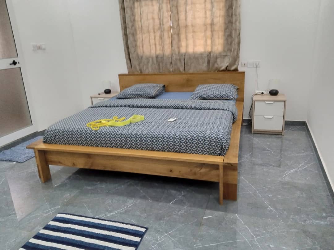 À VENDRE – VILLA DUPLEX MEUBLÉE 9 PIÈCES (7 CHAMBRES, 2 SALONS) À BAGUIDA CITÉ BOAD