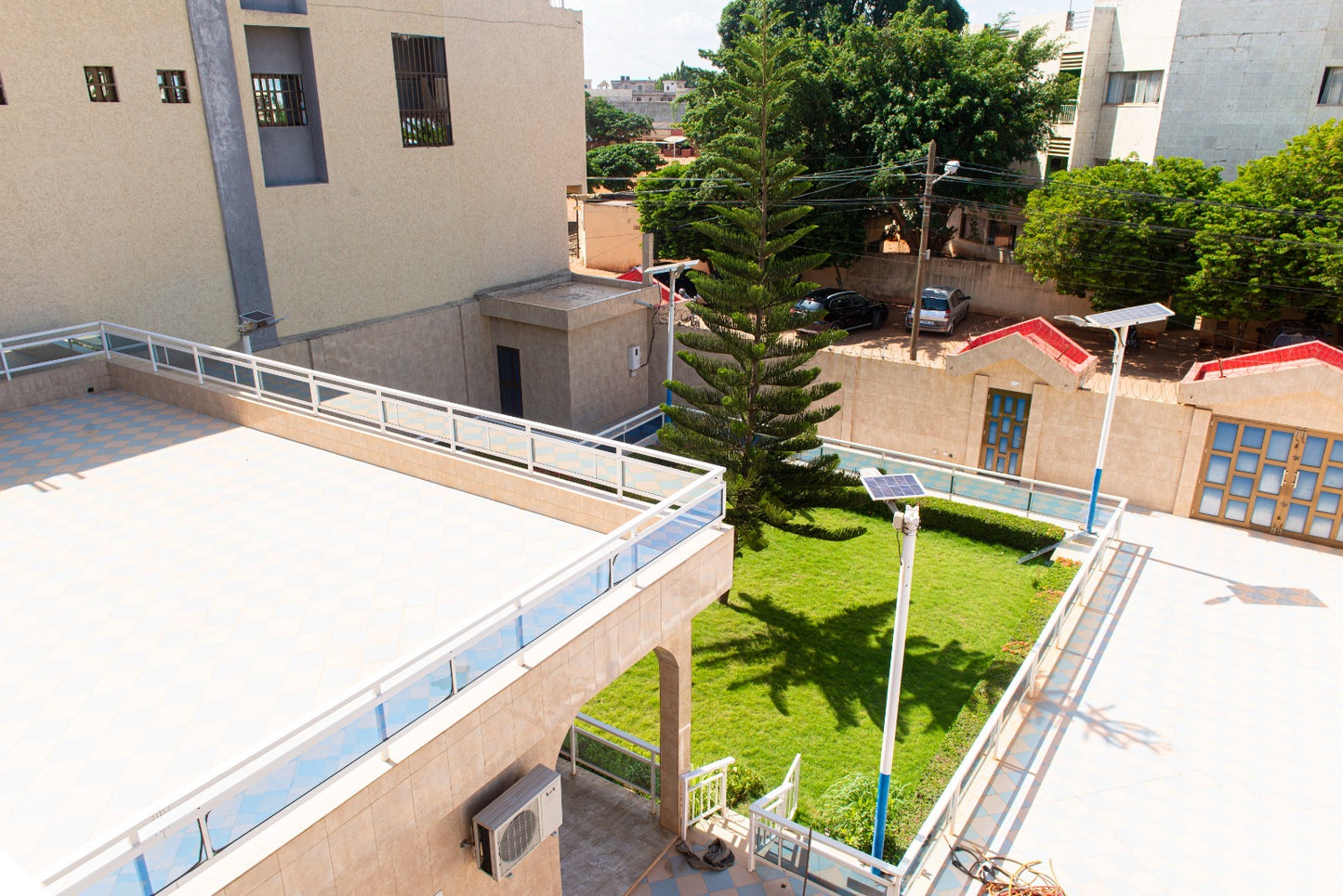 À LOUER – VILLA DE 8 CHAMBRES AVEC JARDIN ET GARAGE À HEDZRANAWOÉ | 1 MILLION FCFA/MOIS