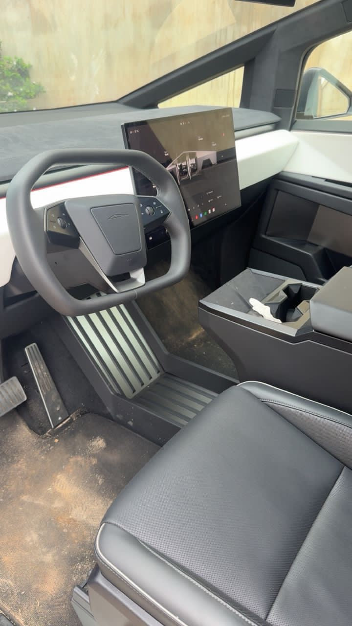 TESLA CYBERTRUCK 2024