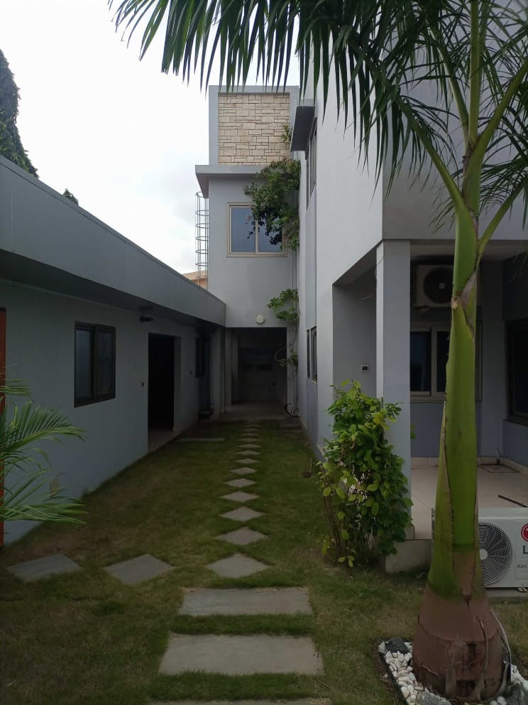 MAGNIFIQUE VILLA SEMI-MEUBLÉE À VENDRE À KEGUE - 9 PIÈCES