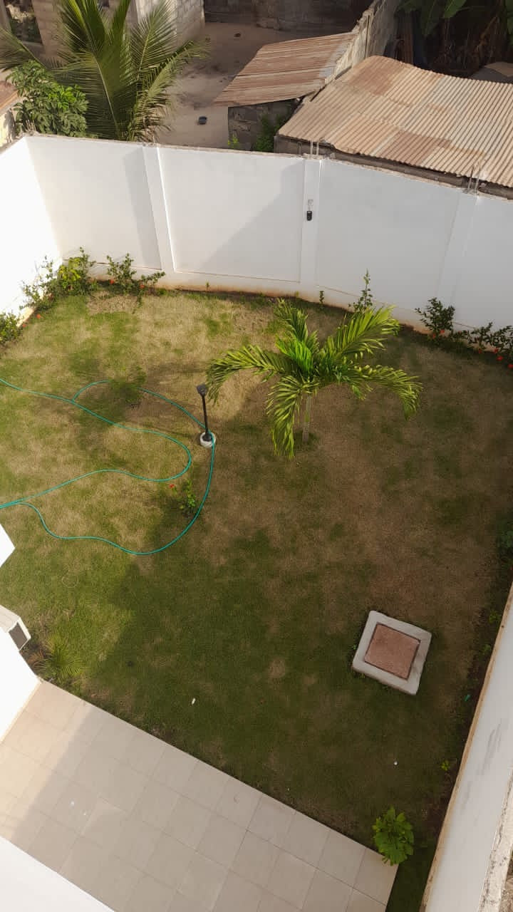 VILLA 6 PIÈCES AVEC PISCINE À VENDRE À DJIDJOLÉ – 600m²