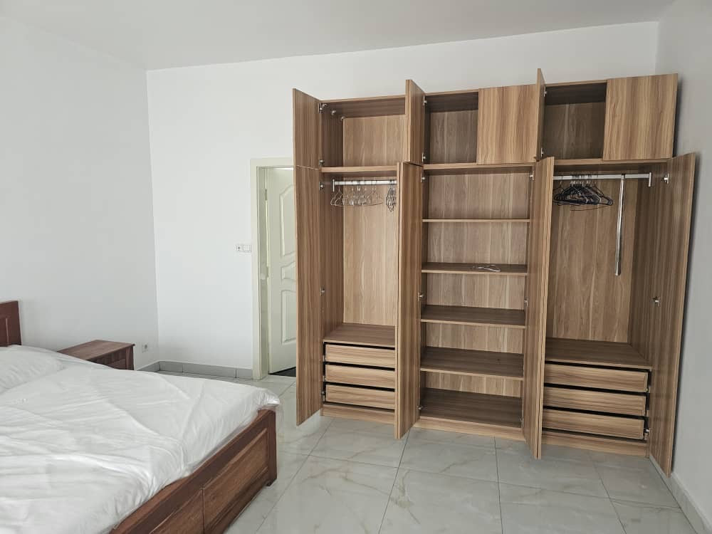 À LOUER – MAISON TRIPLEX DE 10 PIÈCES À NYÉKONAKPOÉ, BORD DU GOUDRON
Prix : 1.000.000 FCFA / mois