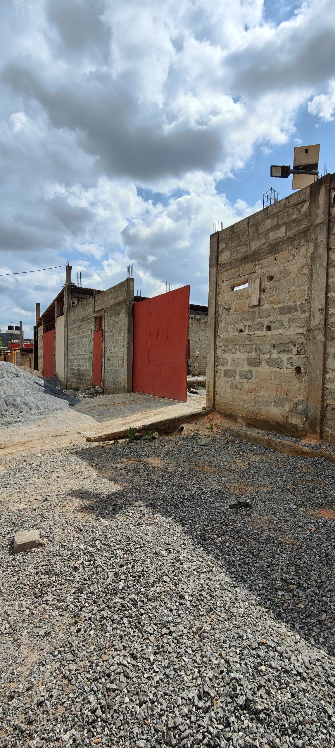 UN IMMEUBLE ET ENTREPÔT À VENDRE À AGOÈ VAKPOSSITO – CAMP GP