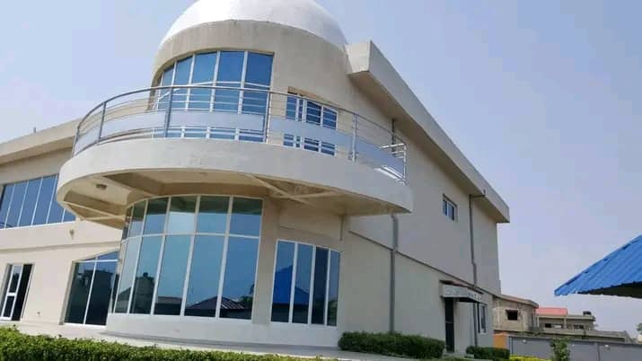 À VENDRE – Villa 13 pièces avec piscine et rooftop à Kpogan Agodéké | 3600 m² (6 lots) | 650 millions FCFA