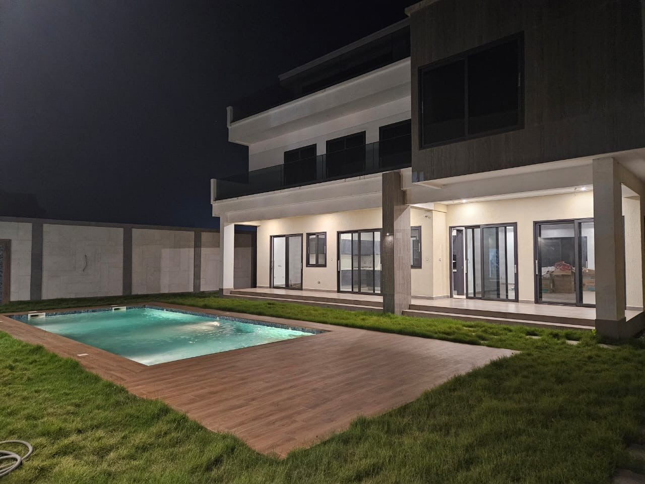 À LOUER – Villa 14 pièces avec piscine et salle de sport à Kégué | Haut standing | 2.500.000 FCFA/mois