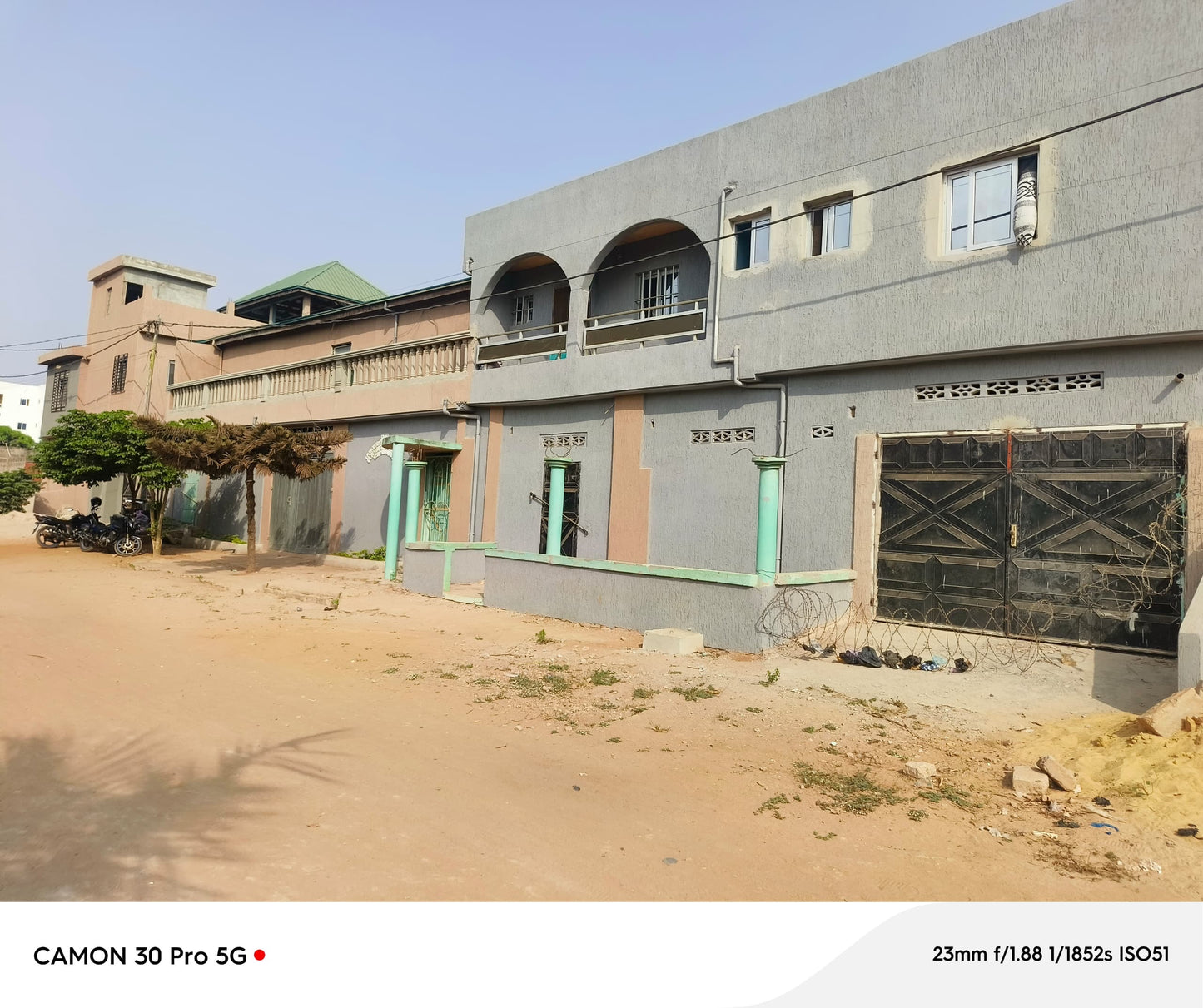 À VENDRE – RÉSIDENCE DUPLEX DE 25 PIÈCES SUR 2 LOTS À ADIDOGOMÉ SAGBADO – 450 MILLIONS FCFA (À DÉBATTRE)