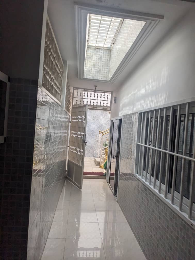 VILLA 8 PIÈCES À VENDRE À TOTSI AU BORD DES PAVÉS – R+2 | TITRE FONCIER