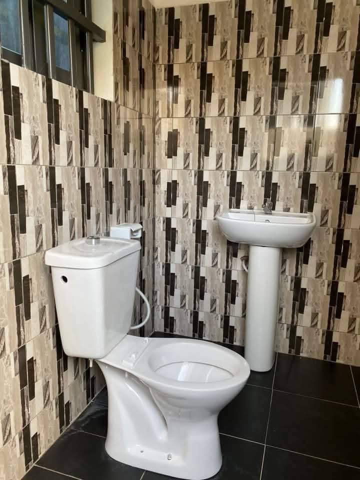 À LOUER – VILLA MEUBLÉE 4 PIÈCES (3 CHAMBRES + SALON) CLIMATISÉE AVEC JARDIN À AGOÈ FIOVI – WIFI – 600.000 FCFA/MOIS