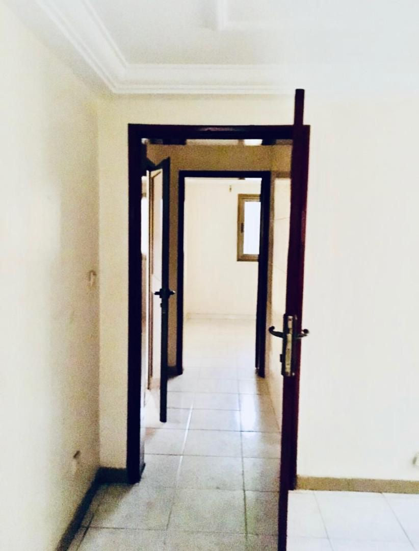 VILLA 8 PIÈCES À VENDRE À NUKAFU – 50M DU GOUDRON – ANGLE DE RUE