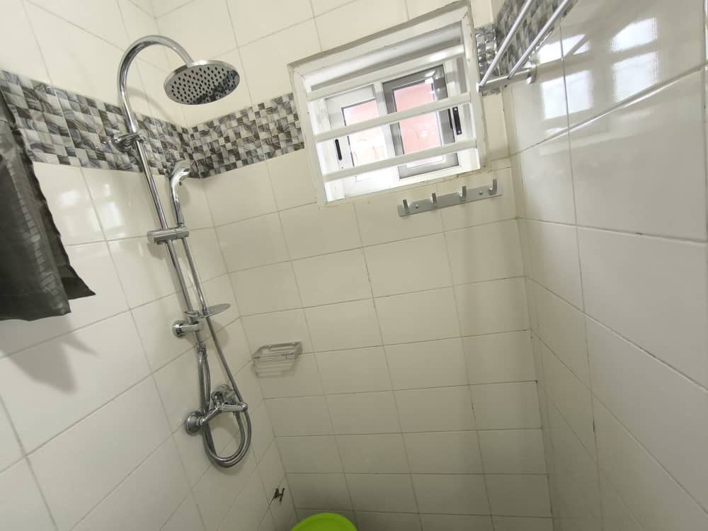 VILLA BASSE À VENDRE – CITÉ MOKPOKPO, ADIDOGOMÉ – 4 PIÈCES
