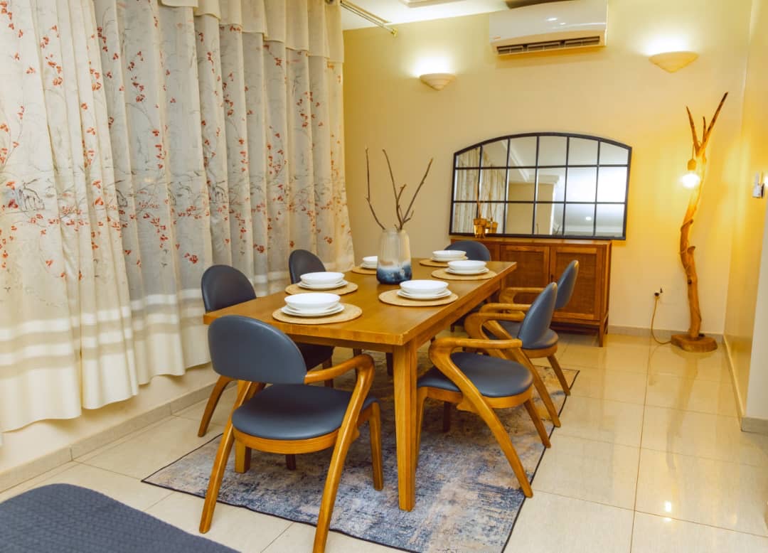 À LOUER – VILLA MEUBLÉE DUPLEX DE 6 PIÈCES AVEC PISCINE, ROOFTOP ET JARDIN À AVÉDJI – 1.400.000F CFA/MOIS