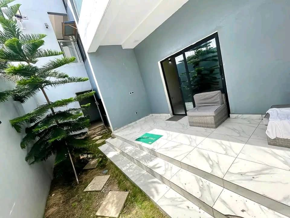 VILLA DUPLEX À LOUER À HÉDZRANAWOÉ AÉROPORT (4 CHAMBRES, 1 GARAGE)