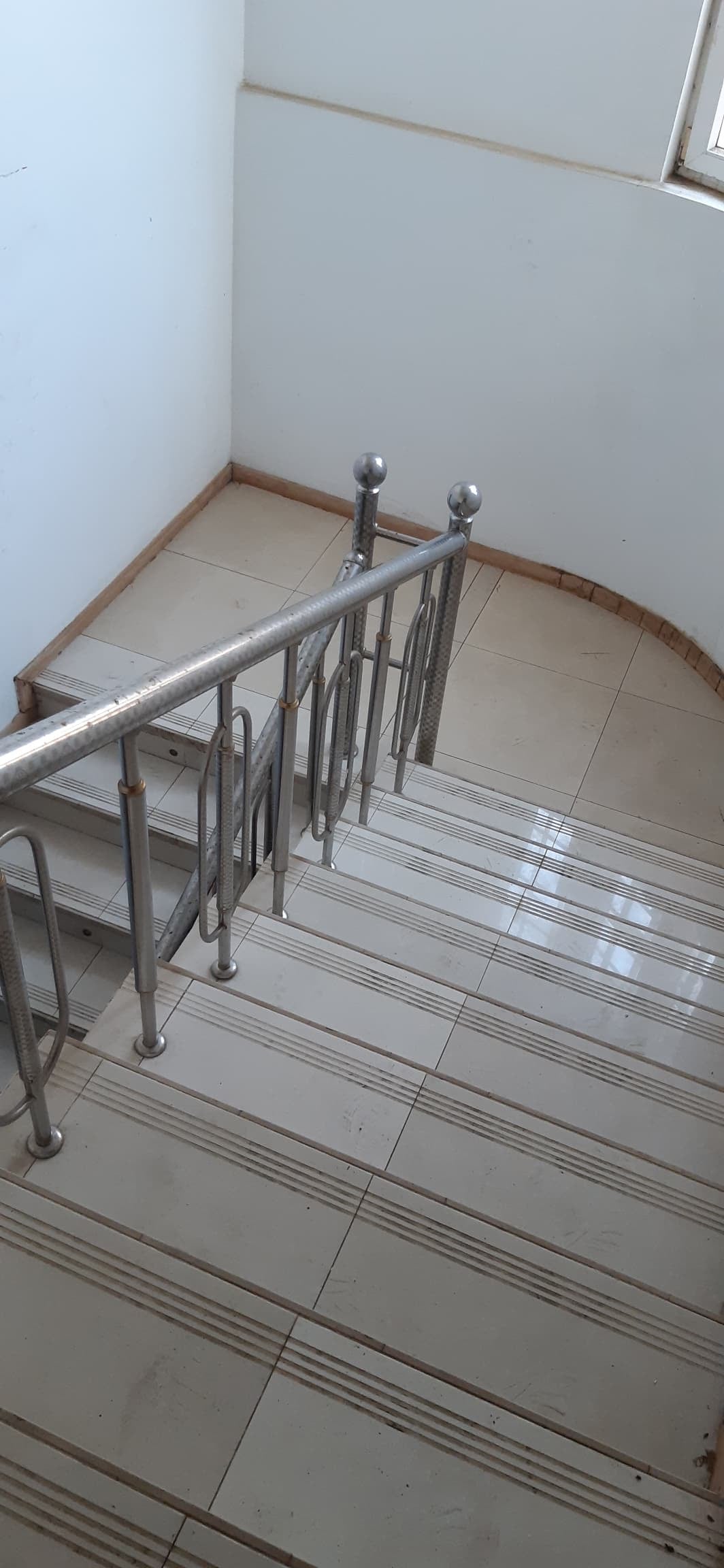 VILLA SOUTERRAINE HAUT STANDING À VENDRE – KPOGAN ZOGBÉDJI – 1800m², 8 CHAMBRES, PISCINE, BOÎTE DE NUIT PRIVÉE