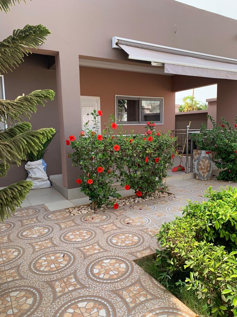 VILLA DE 2 CHAMBRES À VENDRE À LA CITÉ MOKPOKPO, ADIDOGOMÉ – DEMI LOT ANGLE RUE