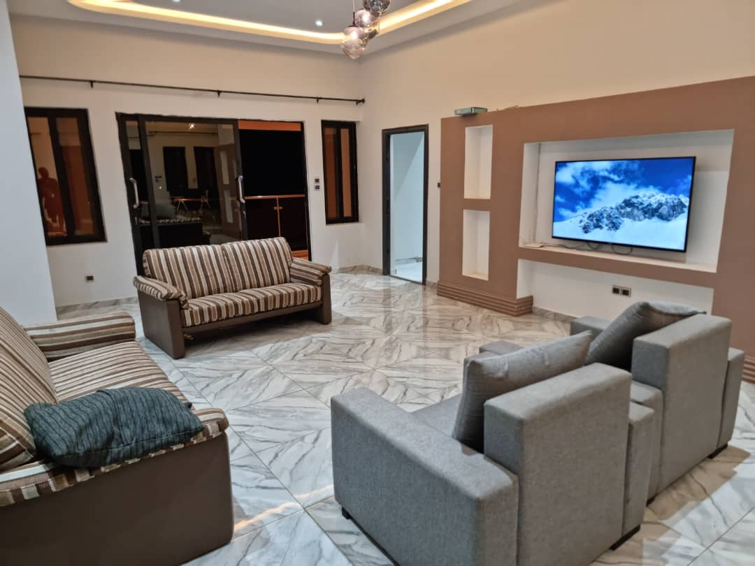 À LOUER – VILLA MEUBLÉE DUPLEX AVEC PISCINE – 6 CHAMBRES, 2 SALONS, 2 CUISINES – AGOÈ RÉSERVE – 1.300.000 F CFA/MOIS