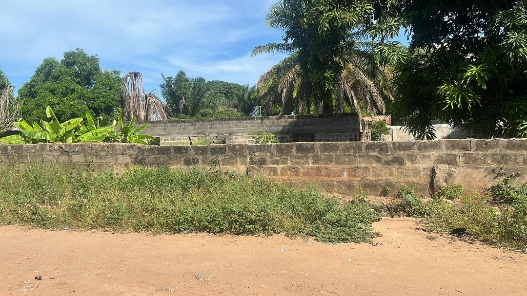 À VENDRE : TERRAIN 1 LOT (600 m²) À TOKOIN – DERRIÈRE HÔTEL EDA OBA
