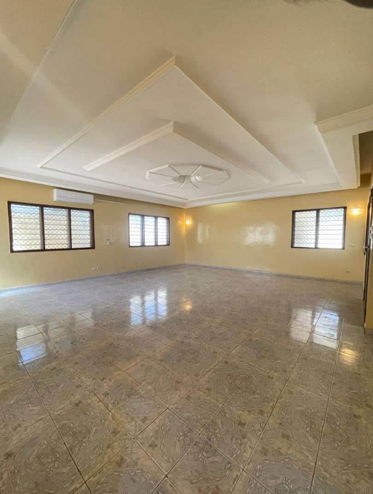 À LOUER – VILLA DE 7 PIÈCES AVEC JARDIN ET GARAGE À DJIDJOLÉ PHARMACIE | 450 000 FCFA/MOIS