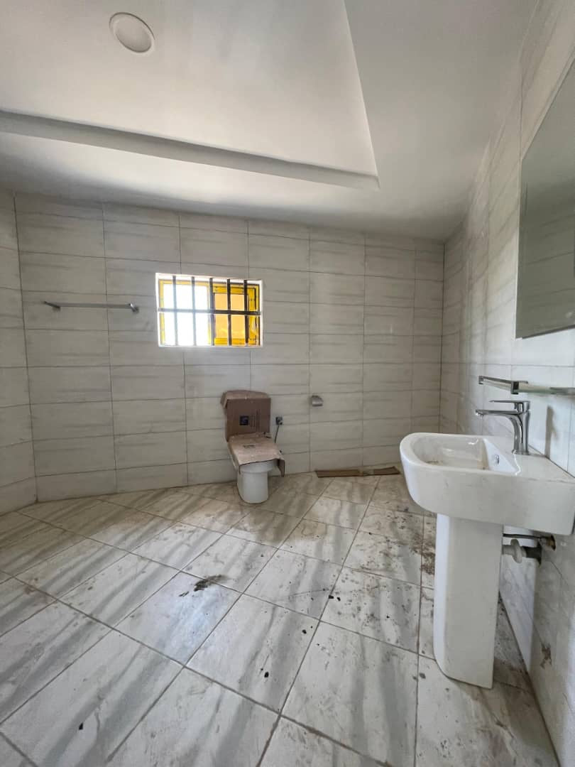 UN GRAND IMMEUBLE COMMERCIAL À VENDRE À ADIDOGOMÉ AWATAMÉ - 23 PIÈCES