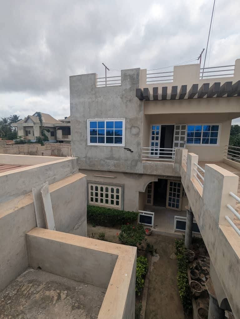 VILLA DUPLEX À VENDRE À AGOÈ – 6 CHAMBRES, 2 SALONS – 55 MILLIONS (FRAIS INCLUS)