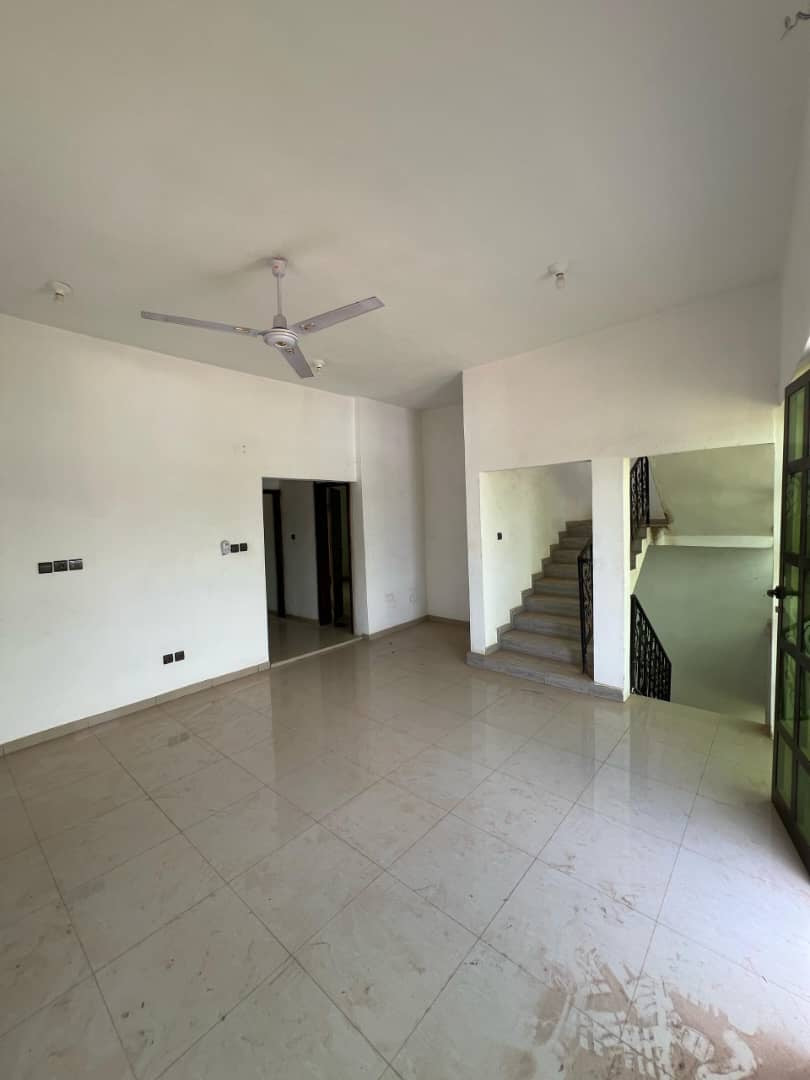 UNE VILLA À VENDRE À ZANGUÉRA KLIKAMÉ – 3 PIÈCES + 2 SALONS