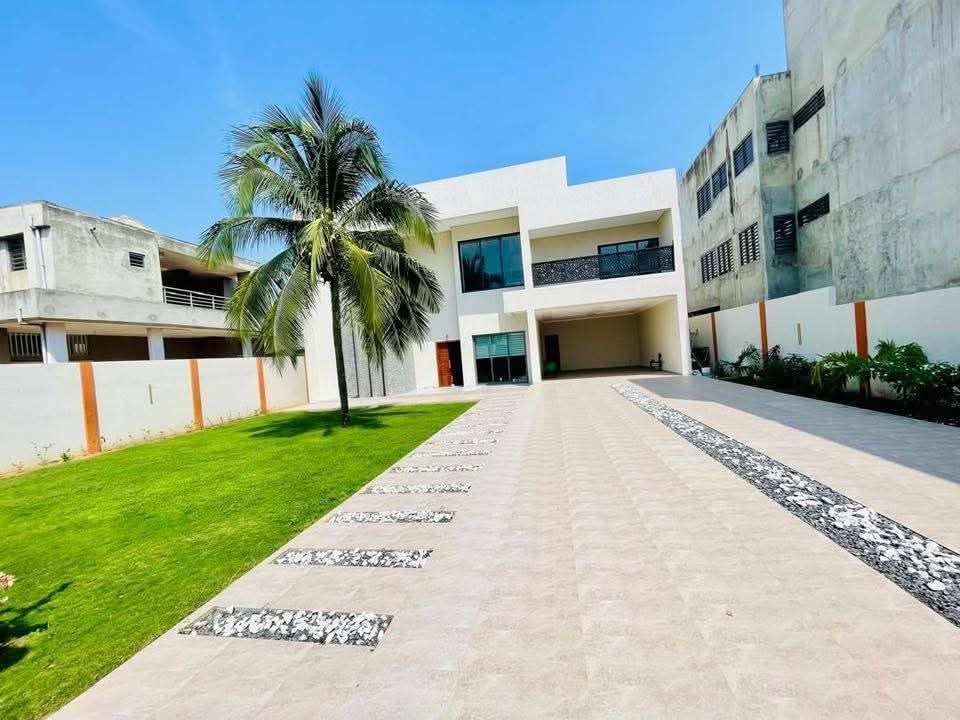 VILLA 10 PIÈCES À VENDRE À LOMÉ - AVÉPOZO