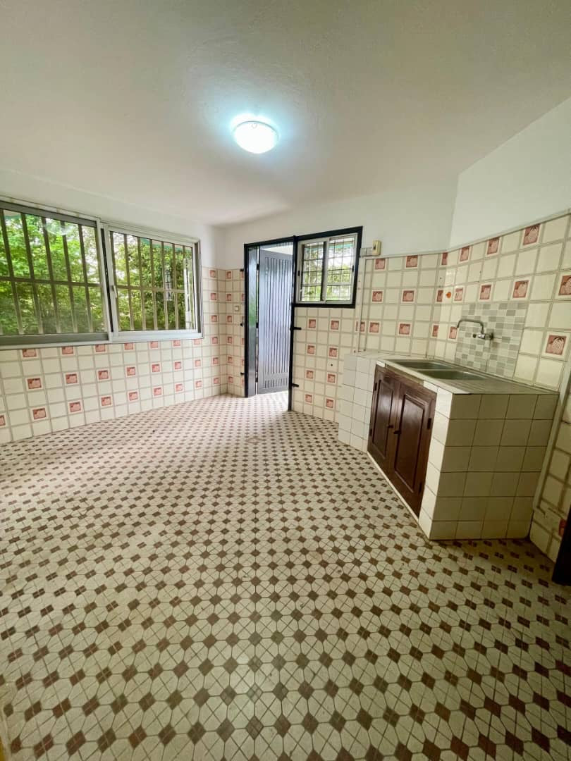 À VENDRE / À LOUER – Villa 10 pièces sur 500 m² à Nukafu Cerfer | 4 chambres, dépendance, jardin | Vente : 120M FCFA | Location : 600.000 FCFA/mois