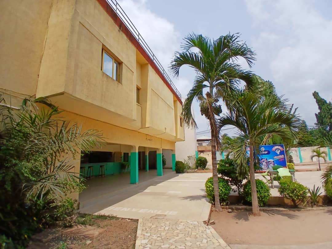 À VENDRE – GRAND HÔTEL OPÉRATIONNEL DE 04 LOTS À DJIDJOLÉ