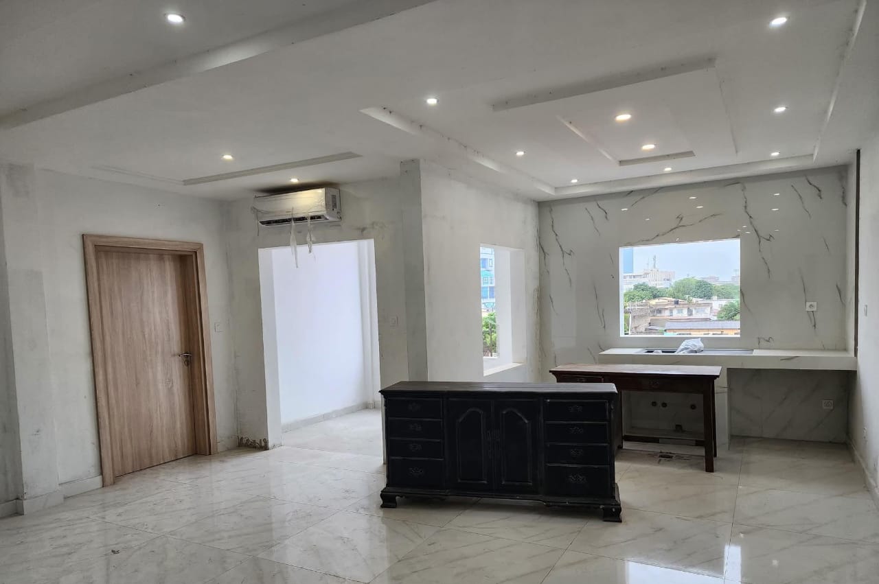 À VENDRE – Villa ou immeuble R+4 de 34 pièces à Kodjoviakopé | 700 m² | Titre foncier | 1,5 milliard FCFA