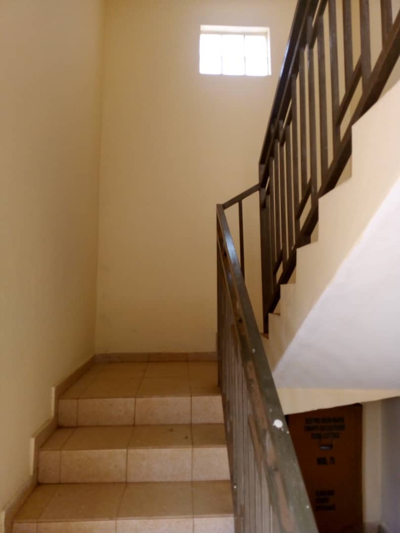 VILLA R+1 DE 10 PIÈCES À VENDRE À ADIDOGOMÉ ASSIYÉYÉ – À 300M DU GOUDRON