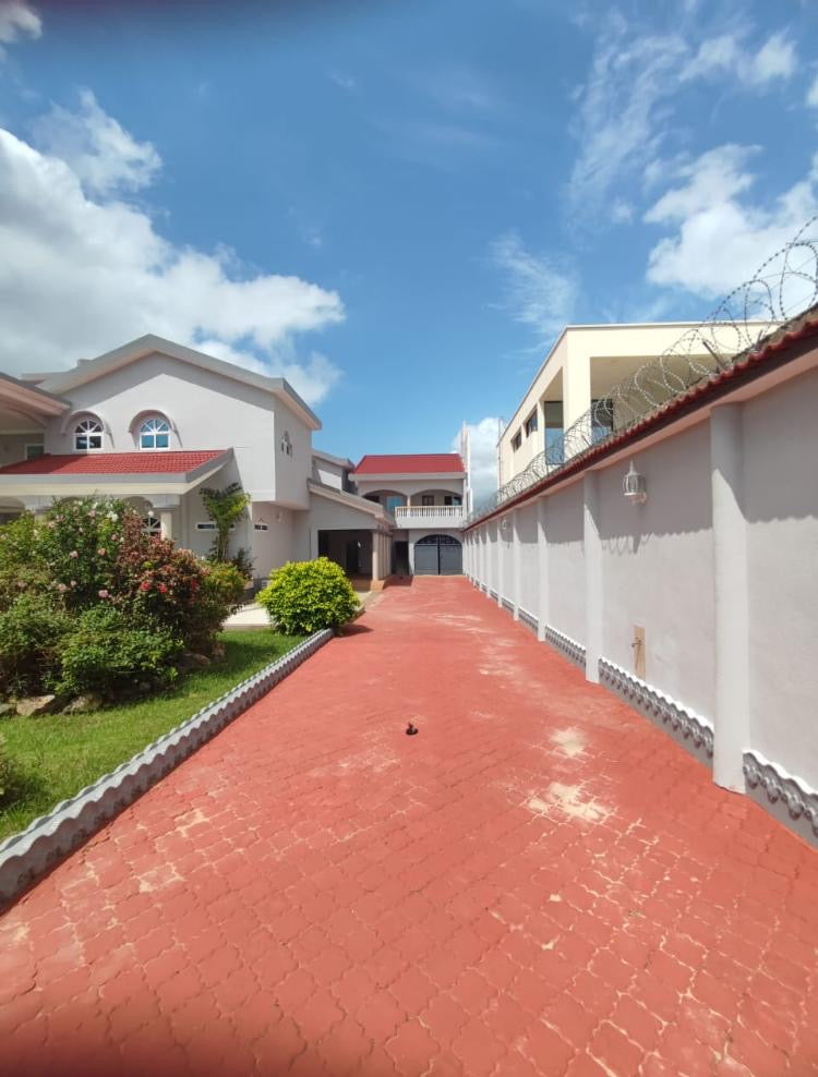 VILLA À VENDRE À LA CITÉ OUA – 10 PIÈCES – 2250m²
