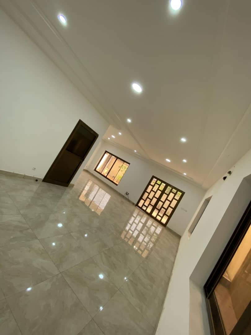 VILLA 9 PIÈCES À LOUER À TOTSI-ADIDOADIN – 350M DU GOUDRON