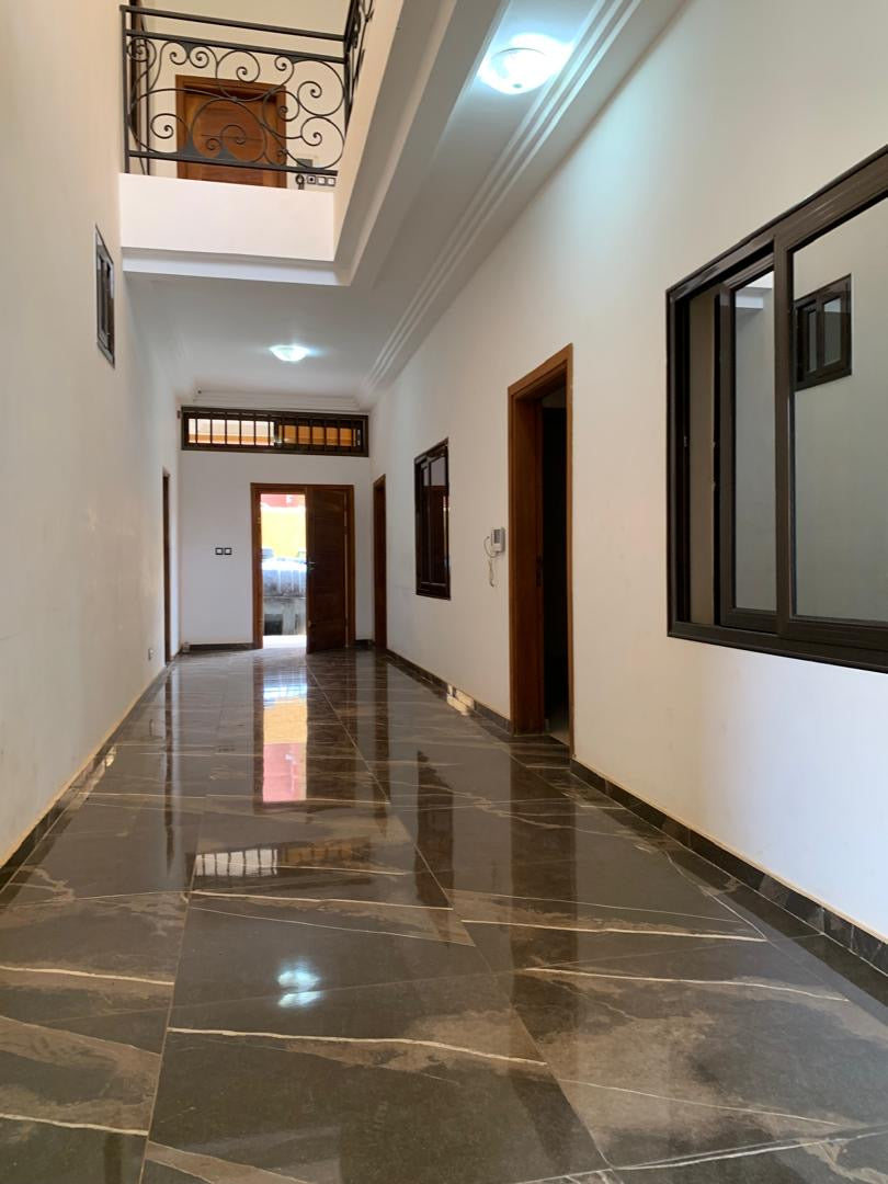 À LOUER – VILLA 07 PIÈCES À AVÉNOU, DERRIÈRE TOTAL | 1 000 000 FCFA/MOIS