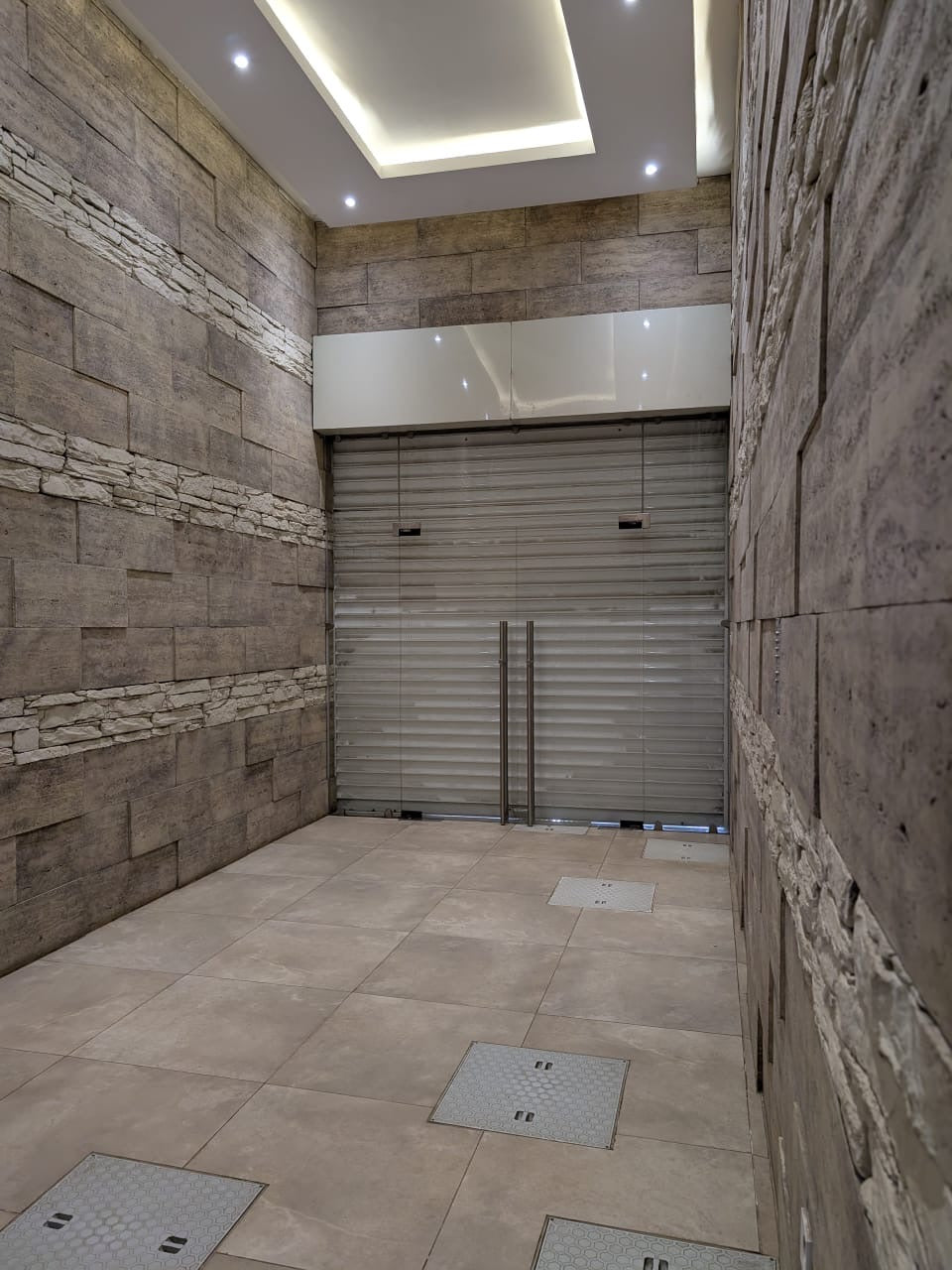 À VENDRE – IMMEUBLE R+2 À LOMÉ - NYÉKONAKPOÈ, À 50 M DU GOUDRON