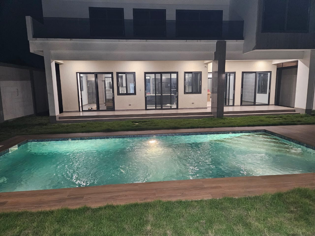 À LOUER – Villa 14 pièces avec piscine et salle de sport à Kégué | Haut standing | 2.500.000 FCFA/mois