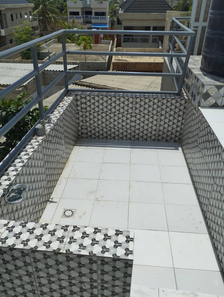 À VENDRE : VILLA DUPLEX DE 5 PIÈCES SUR 300 m² À AGBATA (CÔTÉ NON PLAGE)