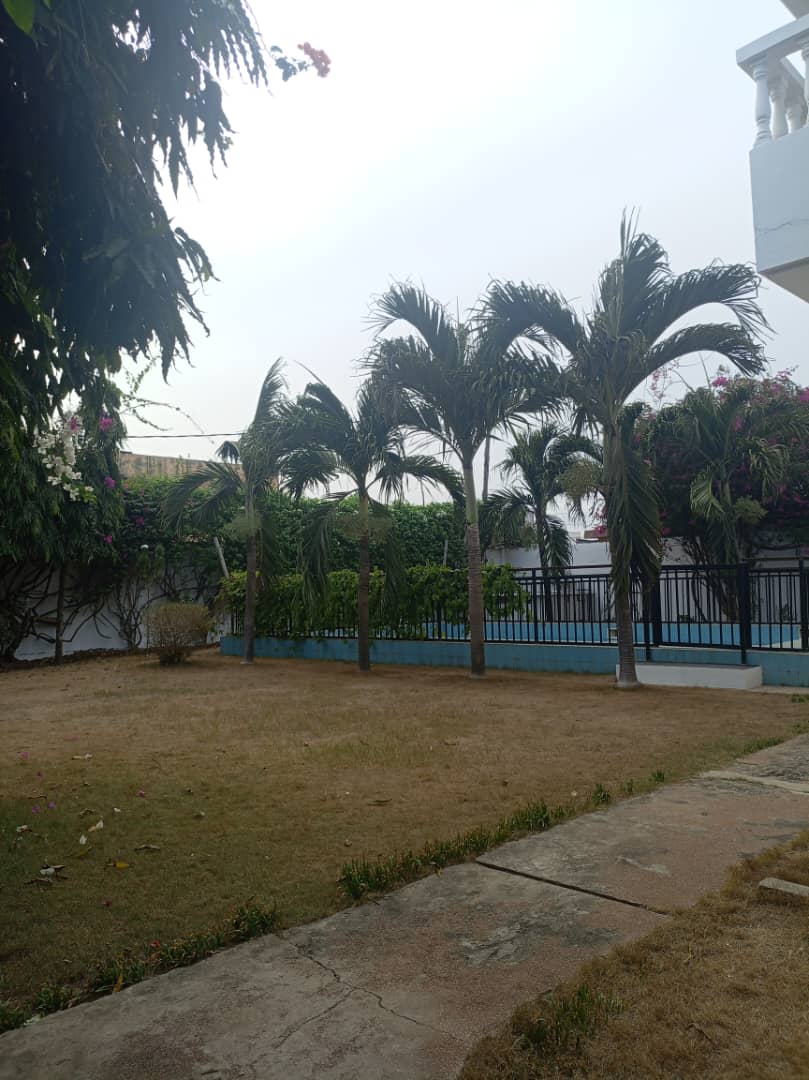 À LOUER : VILLA DUPLEX 5 CHAMBRES + PISCINE À KODJOVIAKOPE – 1 000 000 F/MOIS