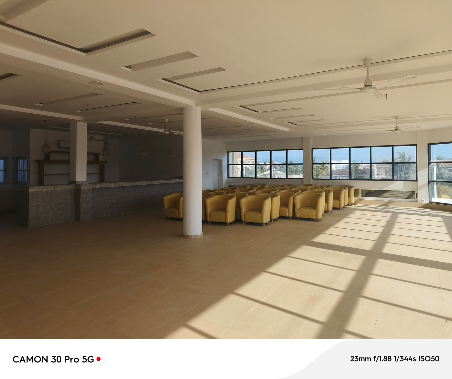 À VENDRE UN RESTAURANT TOUT EN BAIES VITRÉES BÂTI SUR UN LOT EN ANGLE DE RUE À 50M DU GOUDRON AVEC VUE SUR LA MER À BAGUIDA - 3 NIVEAUX, 6 TOILETTES, 2 BARS