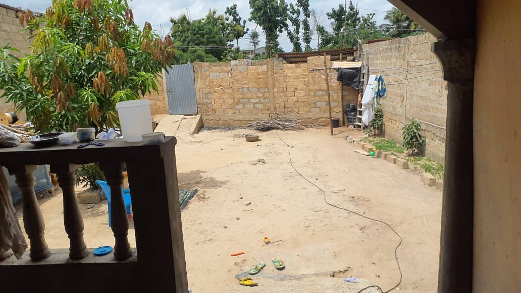 VILLA 2 CHAMBRES SALON À VENDRE À LOMÉ - APESSITO – URGENCE