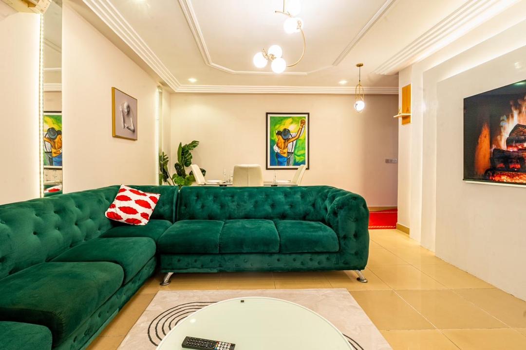 À LOUER – Appartement meublé 2 pièces à Baguida, au bord de la Nationale N°2 | Wi-Fi, Canal+, sécurité | 400.000 FCFA/mois