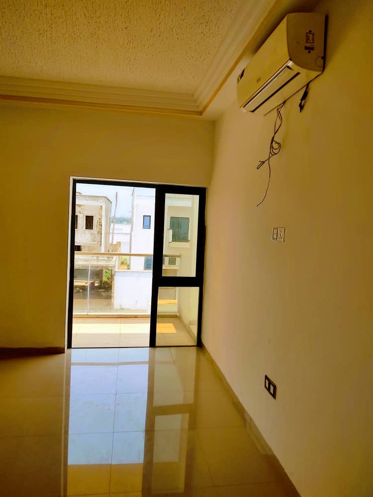 UNE VILLA À VENDRE À ADÉTIKOPÉ WELL CITY