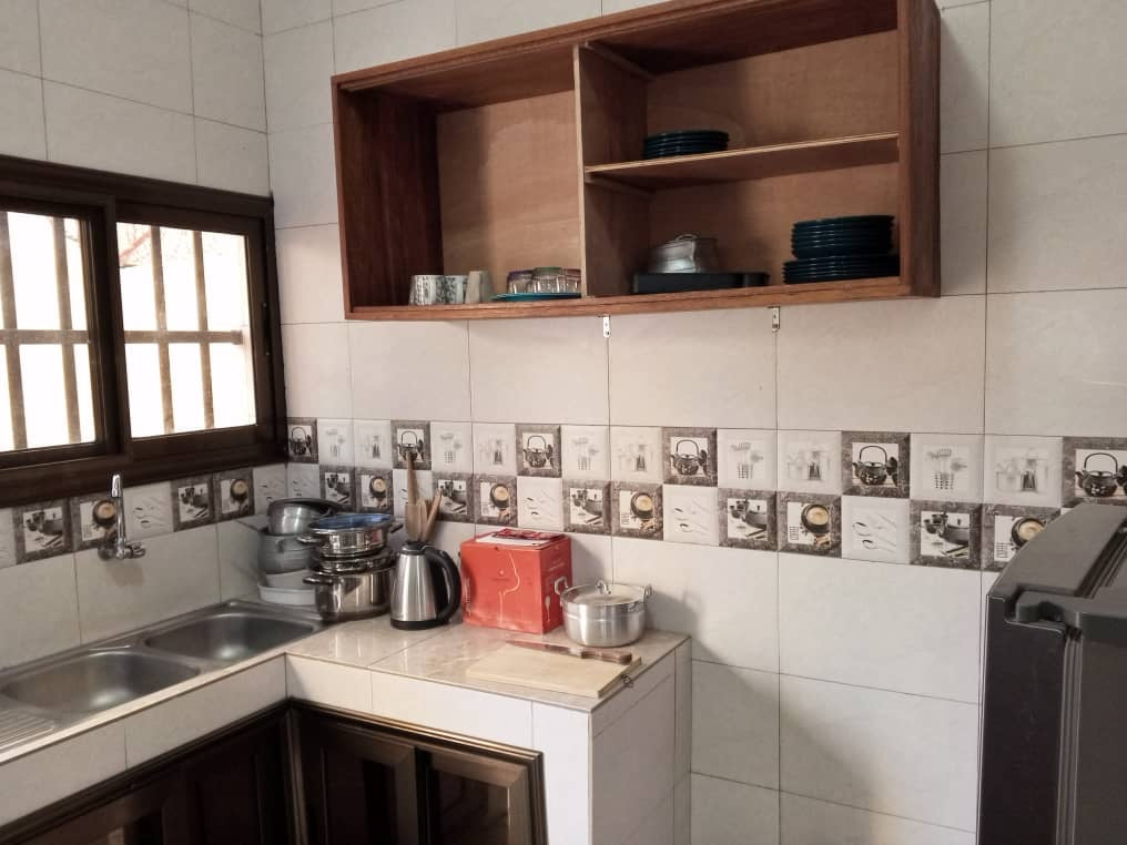 À LOUER – VILLA MEUBLÉE 4 PIÈCES (3 CHAMBRES, 1 SALON) À ADIDOGOMÉ MOKPOKPO