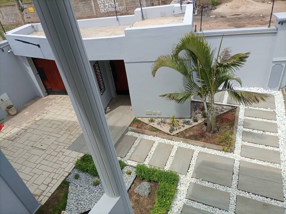 MAGNIFIQUE VILLA SEMI-MEUBLÉE À VENDRE À KEGUE - 9 PIÈCES